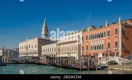 11/20/2017- Venezia, Italia. Riva degli Shiavoni con il famoso Hotel Danieli e il Palazzo Ducale. Foto Stock