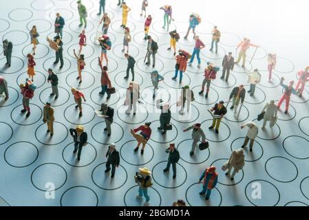 Vista dall'alto, da sopra giocattoli in miniatura - immagine concettuale di distanza sociale, le persone che si distanziano l'un l'altro nei luoghi pubblici per evitare infezioni. Foto Stock