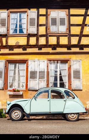 Wissembourg, Francia. 13 settembre 2009. Vecchia auto nel centro storico di Wissembourg. Foto Stock