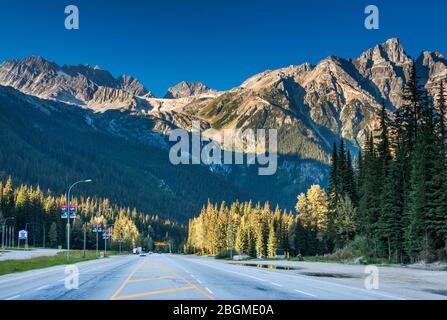 Mount Tupper, Hermit Range, Columbia Mountains, da Rogers Pass presso la Trans-Canada Highway, Glacier National Park, British Columbia, Canada Foto Stock