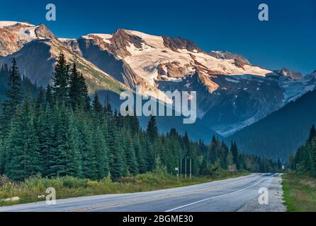 Monte Bonney, Bonney Glacier, Columbia Mountains, visto al tramonto dal Rogers Pass presso la Trans-Canada Highway, Glacier Natl Park, British Columbia, Canada Foto Stock