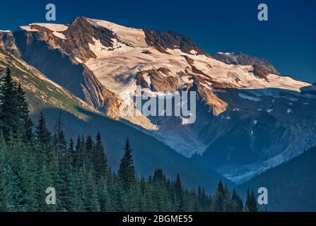 Monte Bonney, Bonney Glacier, Columbia Mountains, visto al tramonto dal Rogers Pass presso la Trans-Canada Highway, Glacier Natl Park, British Columbia, Canada Foto Stock