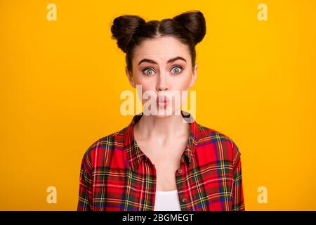 Foto closeup di bella ragazza brunette adolescente due simpatici buns inviare aria baci divertente espressione facciale indossare camicia casual a tris isolato Foto Stock