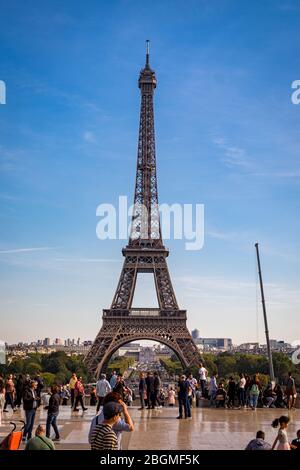 Torre Eiffel vista dai Jardins du Trocadero a Parigi, Francia. Foto Stock