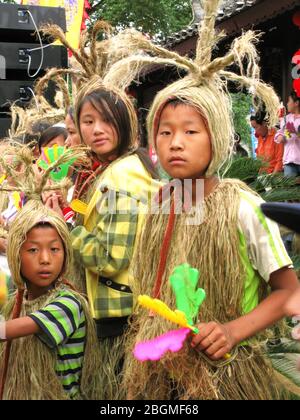 Piccolo attore al Festival della Cultura di Tujia Maugus 2008 Wangcun (Città di Furong) Hunan Xiangxi Tujia e Prefettura autonoma di Miao Foto Stock