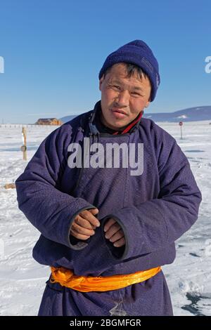 KHATGAL, MONGOLIA, 27 febbraio 2020 : Ritratto di un uomo mongolo che lavora sul lago ghiacciato in inverno. Foto Stock