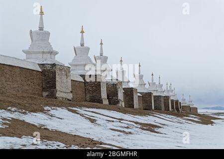 KHARKORIN, MONGOLIA, 7 marzo 2020 : il monastero di Erdene Zuu è il primo monastero buddista sopravvissuto in Mongolia. I comunisti ordinarono il monast Foto Stock