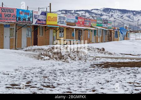 KHARKORIN, MONGOLIA, 7 marzo 2020 : piccoli negozi per turisti di fronte al monastero sono chiusi con pandemia. Il monastero di Erdene Zuu è il conte Foto Stock