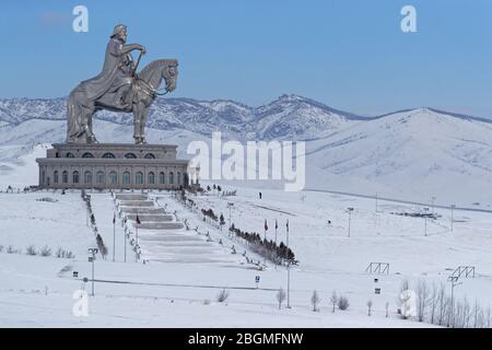 TSONJIN BOLDOG, MONGOLIA, 9 marzo 2020 : la statua equestre di Gengis Khan, una statua di 40 metri di altezza di Gengis Khan a cavallo, sulla riva del Foto Stock