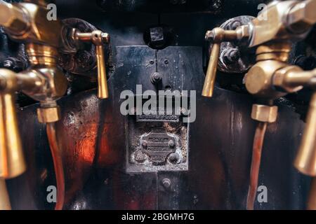 Grandi leve in ottone e tubi in rame nella cabina che lavora la locomotiva a vapore britannica, il Sir Nigel Gresley (LNER Classe A4 Pacific 4498), in British Rail Foto Stock