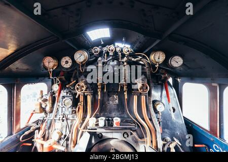 Un assortimento di quadranti in ottone e tubi in rame nella cabina di lavoro della locomotiva britannica a vapore, il Sir Nigel Gresley (LNER Classe A4 Pacific 4498), in Fr Foto Stock