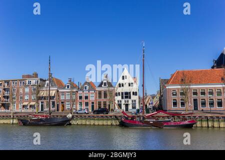 Vecchie navi a vela in legno nel porto di Zuiderhaven, nei Paesi Bassi Foto Stock