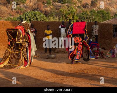 Dassa, Benin - 31/12/2019 - Danza maschera Ceremoniale, Egungun, voodoo, Africa Foto Stock