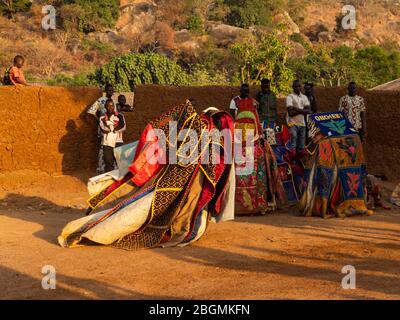 Dassa, Benin - 31/12/2019 - Danza maschera Ceremoniale, Egungun, voodoo, Africa Foto Stock