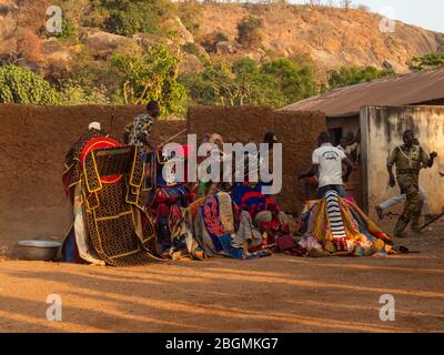 Dassa, Benin - 31/12/2019 - Danza maschera Ceremoniale, Egungun, voodoo, Africa Foto Stock