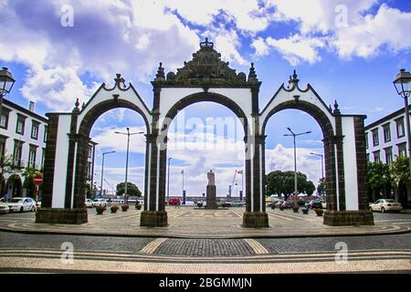 Paesaggio urbano a Ponta Delgada, capitale delle Azzorre, isola di São Miguel, la più grande isola dell'arcipelago delle Azzorre, isola del portogallo, europa Foto Stock