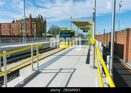 Il tram Metrolink alla fermata Village il giorno di apertura della Trafford Park Line, 22 marzo 2020. Village Way, Trafford Park, Manchester, Regno Unito Foto Stock