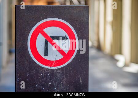 Cartello di divieto di strada (non girare a destra). Foto Stock