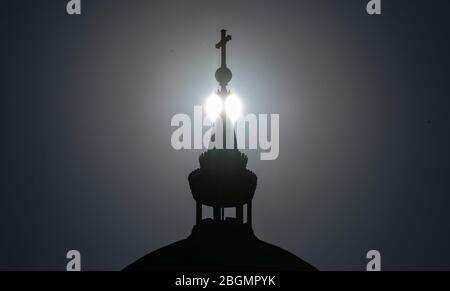 Potsdam, Germania. 22 aprile 2020. Il sole è dietro la cupola della chiesa di San Nicola. Credit: Soeren Stache/dpa-Zentralbild/ZB/dpa/Alamy Live News Foto Stock