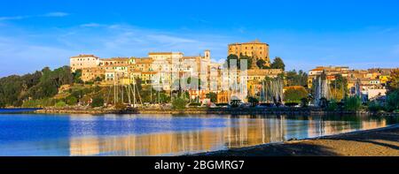 Viaggio in Italia - pittoresco e tranquillo villaggio di Capodimonte e il lago di Bolsena, regione Lazio. Foto Stock