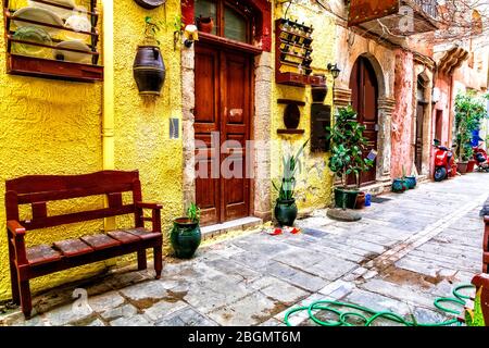 Colorata serie tradizionale greca - stradine nella città vecchia di Rethymno, l'isola di Creta. Foto Stock