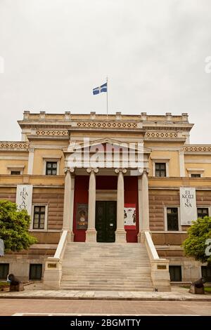Antico edificio del parlamento greco che attualmente ospita il Museo di Storia Nazionale, Atene grecia Foto Stock