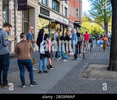 Berlino, Mitte, COVID-19 epidemia. La gente osserva le distanze sociali in coda fuori dalla gelateria Süsse Sunde Foto Stock