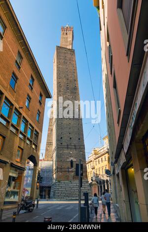 Bologna, Emilia-Romagna, Italia. Il Duo Torres, o due Torri, in Piazza di Porto Ravegnana. La torre più alta è la Torre degli Asinelli, la smala Foto Stock