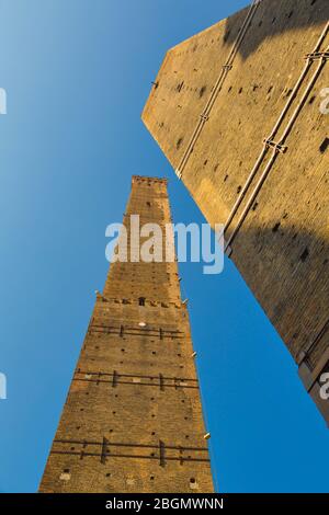 Bologna, Emilia-Romagna, Italia. Il Duo Torres, o due Torri, in Piazza di Porto Ravegnana. La torre più alta, a sinistra, è la Torre degli Asinelli, la Foto Stock