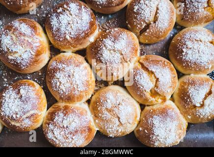 Panini freschi fatti in casa a tavola Foto Stock