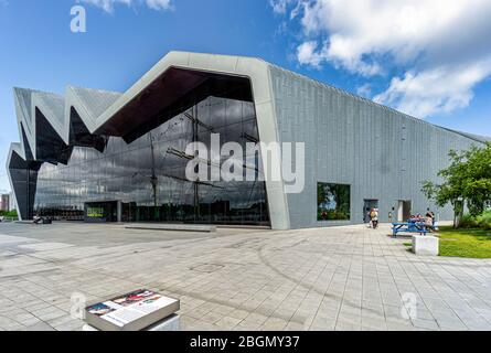 Riverside Museum on the River Clyde a Glasgow, con mostre che illustrano la storia dei trasporti e dei viaggi della Scozia Foto Stock
