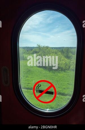 Cartello 'la moking è proibita' sulla finestra del vestibolo di un treno a lunga distanza Foto Stock