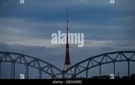 24 Aprile 2018 Riga, Lettonia. Vista della Torre della Televisione di riga e delle capriate metalliche del ponte ferroviario sopra il Daugava Foto Stock