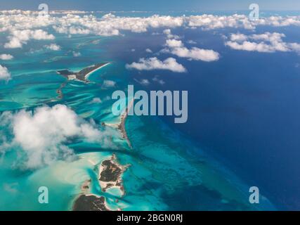 Vista aerea delle isole Bahama e delle acque blu circostanti, con piccole nuvole bianche e morbide nelle Bahamas Foto Stock