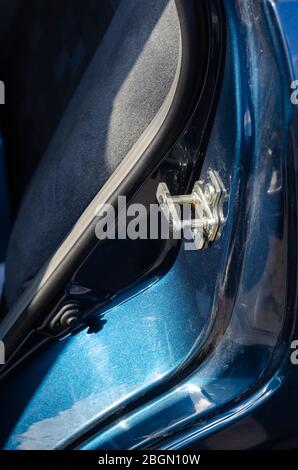 Dispositivo di chiusura portiera posteriore. Porta posteriore aperta di un'auto moderna. Frammento di un corpo di un'auto sporco dopo un viaggio. Pulizia e pulizia dell'interno dell'auto al lavaggio dell'auto. Foto Stock