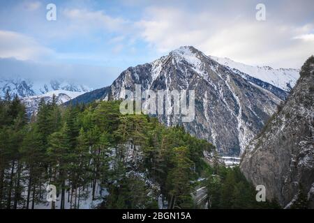 Il villaggio di Palleusieux sotto una grande montagna, nel Basin Pre-Saint-Didier, Valle d'Aosta al momento della comparsa del virus corona, Italia settentrionale Foto Stock