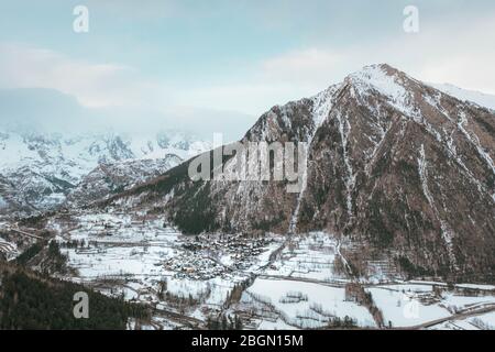 Il villaggio di Palleusieux sotto una grande montagna, nel Basin Pre-Saint-Didier, Valle d'Aosta al momento della comparsa del virus corona, Italia settentrionale Foto Stock