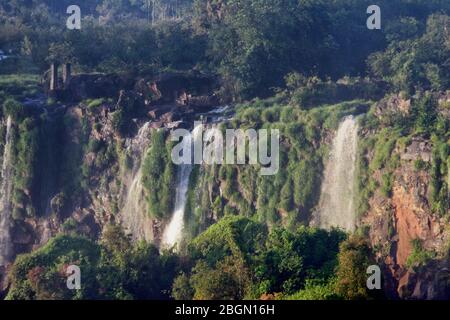 Piccoli ruscelli che si riversano sui bordi delle scogliere alle cascate di Iguacu, Brasile, Sud America Foto Stock