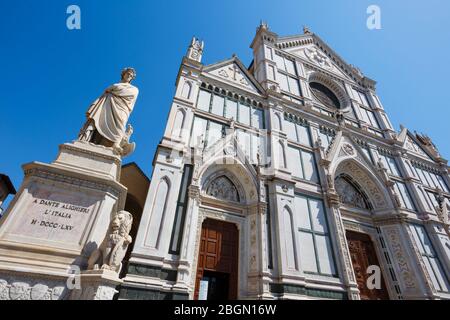 Facciata della Basilica di Santa Croce, Basilica della Santa Croce, Firenze, Toscana, Italia. La statua è del poeta italiano Dante Alighieri. Lo storico Foto Stock