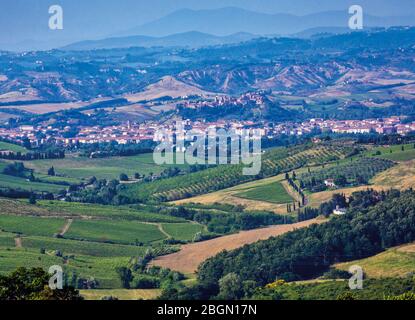Certaldo, Provincia di Firenze, Toscana, Italia. Vista su terreni agricoli fino alla città. Foto Stock
