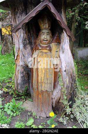 Mszana Dolna, Voivodato della Malopolska. Antica alveare di legno scolpita a forma del re. Foto Stock