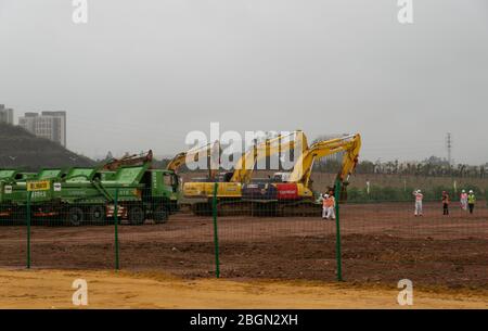 Guangzhou. 22 aprile 2020. La foto del 22 aprile 2020 mostra veicoli ed escavatori presso il cantiere di costruzione del complesso chimico di ExxonMobil nel Parco industriale petrolchimico di Huizhou Dayawan nella provincia di Guangdong della Cina meridionale. La multinazionale del petrolio e del gas ExxonMobil Mercoledì ha rotto il terreno sul suo complesso chimico finanziato esclusivamente a Huizhou. Credit: Yuyuan/Yuyuan/Yuyuan Live News Foto Stock