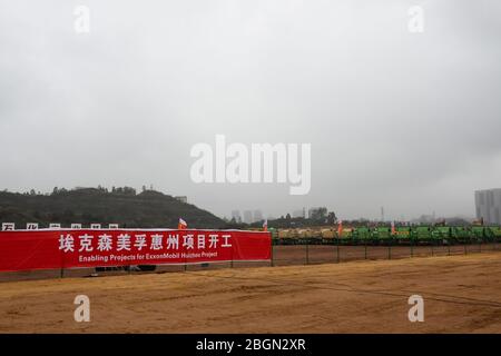 Guangzhou. 22 aprile 2020. La foto del 22 aprile 2020 mostra i veicoli presso il cantiere di costruzione del complesso chimico di ExxonMobil presso il Parco industriale petrolchimico Huizhou Dayawan nella provincia di Guangdong della Cina meridionale. La multinazionale del petrolio e del gas ExxonMobil Mercoledì ha rotto il terreno sul suo complesso chimico finanziato esclusivamente a Huizhou. Credit: Yuyuan/Yuyuan/Yuyuan Live News Foto Stock