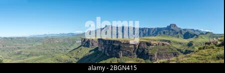 Vista panoramica del Drakensberg settentrionale, vista dalla cima della cremagliera. L'Anfiteatro è visibile dietro le colline Dooley Foto Stock