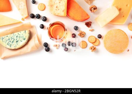 Degustazione di formaggi e vini e abbinamento piano adagiare su sfondo bianco con spazio per fotocopie. Molti formaggi diversi, sparati dall'alto Foto Stock