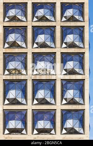 Primo piano delle finestre con facciate in vetro. Zeitz MOCAA, Città del Capo, Sudafrica. Architetto: Heatherwick Studio, 2017. Foto Stock