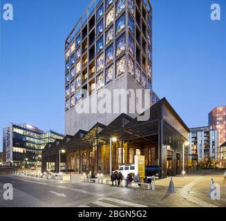 Facciata esterna con piazzale coperto. Zeitz MOCAA, Città del Capo, Sudafrica. Architetto: Heatherwick Studio, 2017. Foto Stock