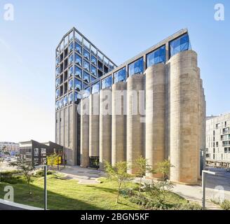 Facciata esterna. Zeitz MOCAA, Città del Capo, Sudafrica. Architetto: Heatherwick Studio, 2017. Foto Stock