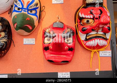 I molti stili delle maschere giapponesi tradizionali per vendere per essere un souvenir in un negozio al tempio di Asakusa Tokyo, Giappone, febbraio 7,2020 Foto Stock