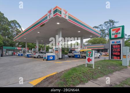 La stazione di benzina o di benzina Eleven 7 a Turramurra sulla costa nord di Sydney, Australia, che vende carburante E10 senza piombo a 1.70 dollari al litro (2,70 dollari per Gal) Foto Stock